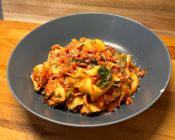 Tortellini med Pølser og Tomatsaus