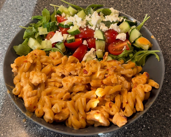 Sweet Chili Chicken Pasta med Ruccolasalat